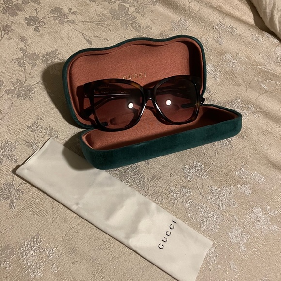 NWOT Women’s GUCCI Tortoise Oversized Sunglasses
